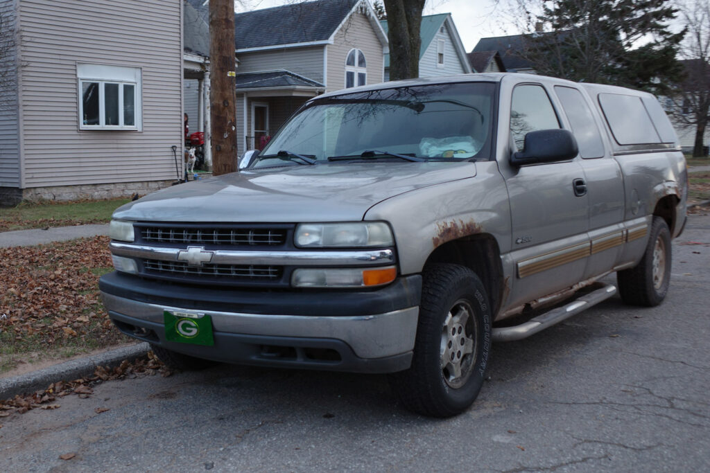 Rusty SUV with Green Bay Packers front novelty license plate