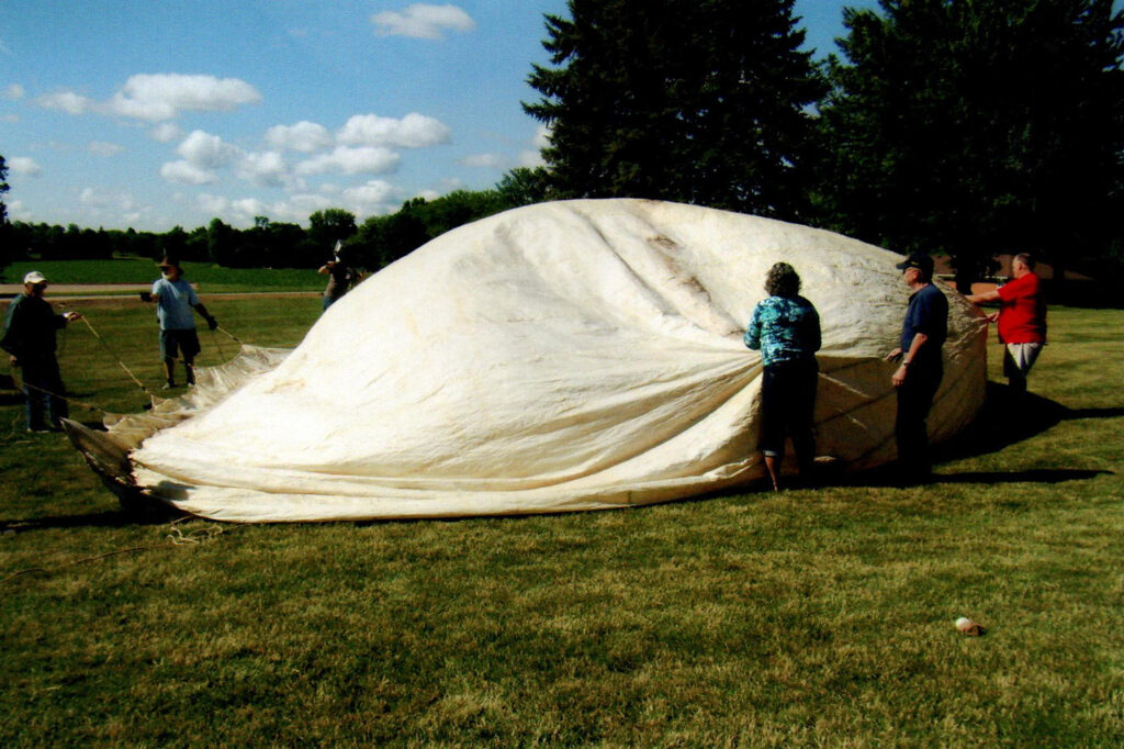 group inflating old fugo balloon