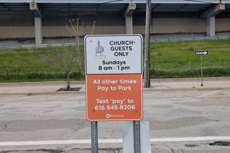 parking sign in grand rapids