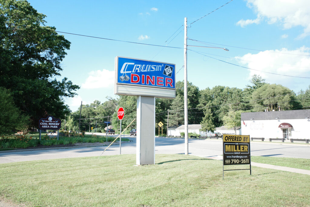 sign for crusin diner