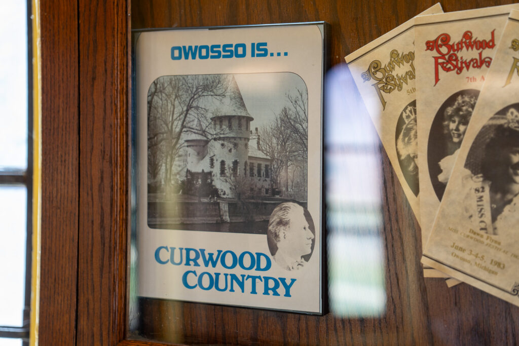 plaque reading Owosso is Curwood Country