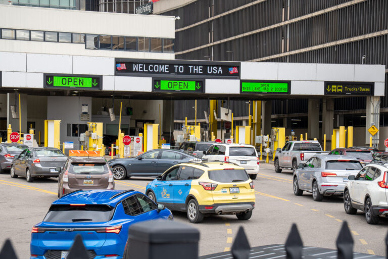 detroit border crossing