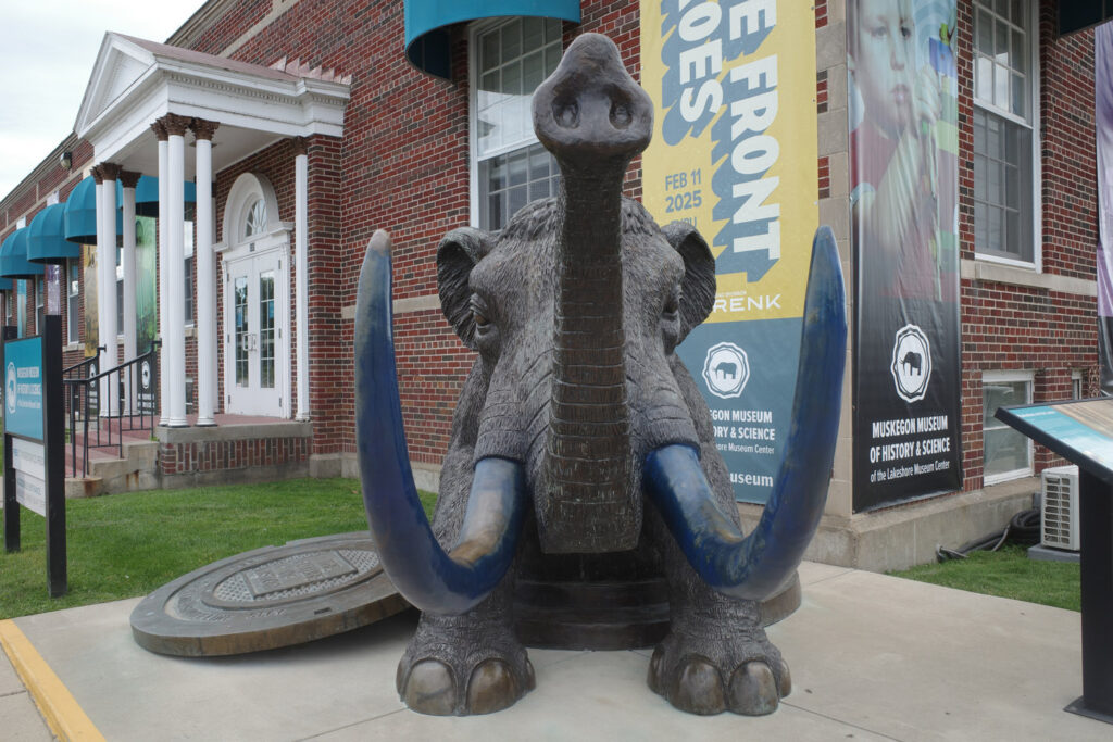 muskegon mastodon statue