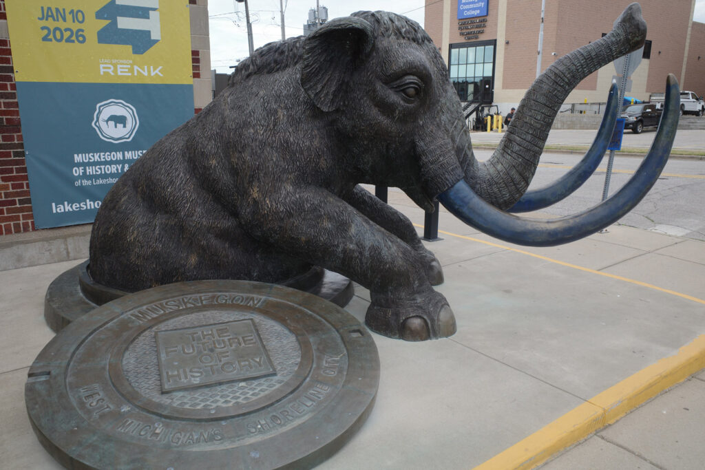muskegon mastodon statue